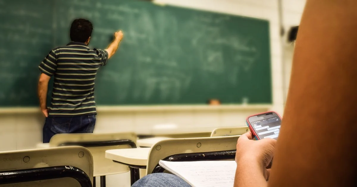 Peran Guru dalam Membimbing Siswa Menggunakan Teknologi di Era Modern